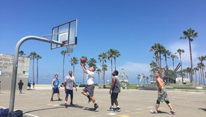 开云体育全站-男泳小将初登赛场即夺牌，男子游泳队最帅